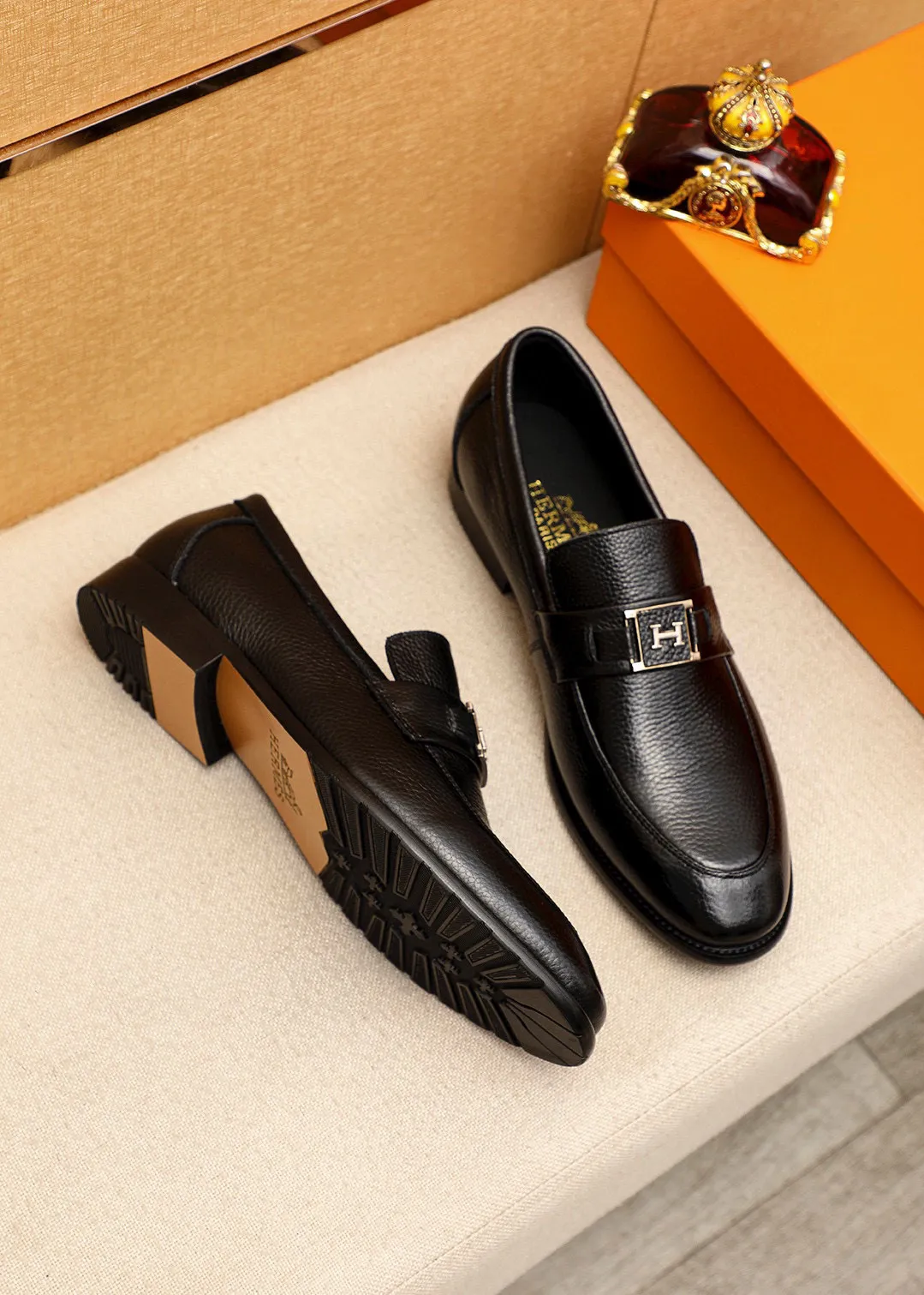 Men's shoes 💰442 💐 Product trademark: HERMES "Hermès" casual leather shoes Regular size: 38-44 (45🉑️customized) Product materials: Selected imported first-layer pebbled calfskin upper + luxury hardware buckle, imported water-dyed 🐂 cowhide lining. Strong three-dimensional visual effect, combined outsole Color: 2⃣️colors available